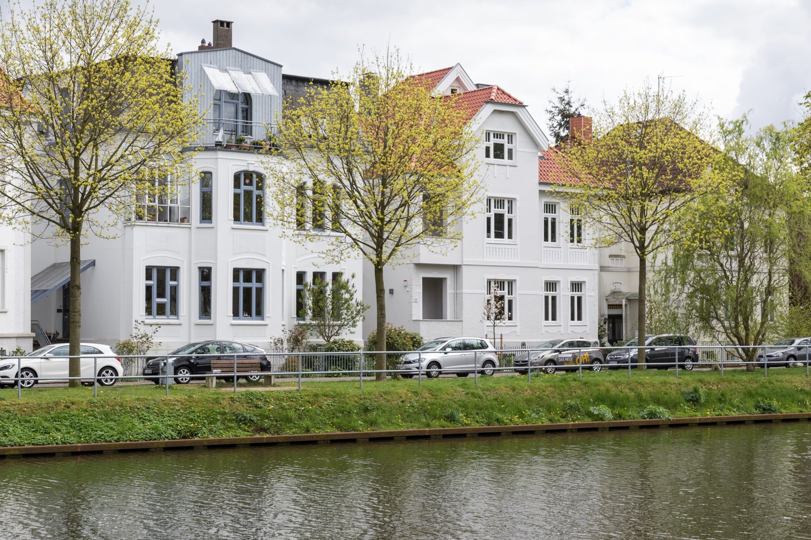 Wohnhäuser an der Uferstraße und Küstenkanal in Oldenburg